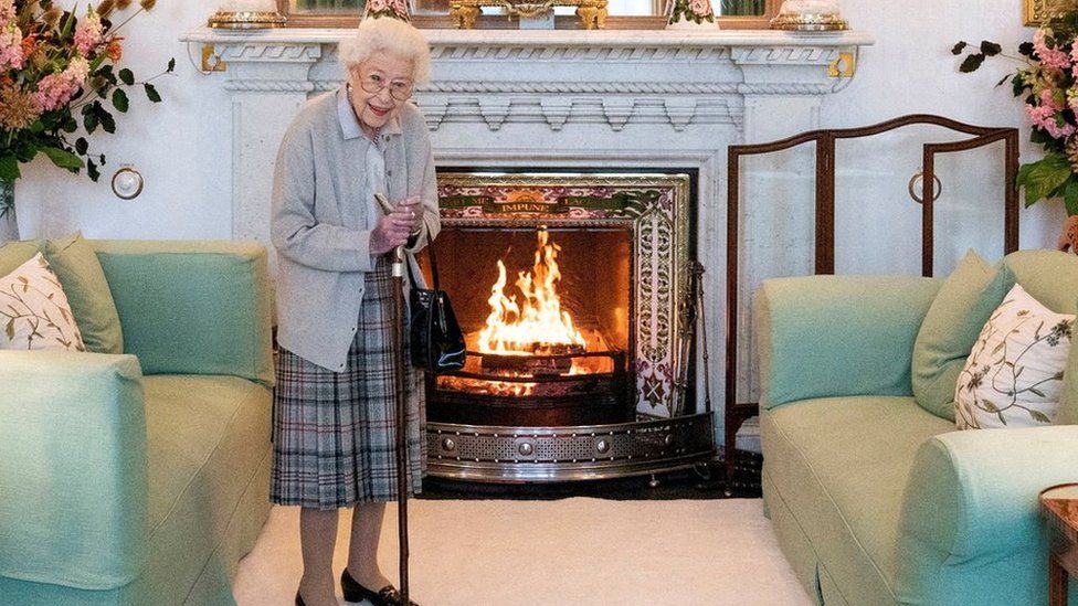 Queen Elizabeth's Purse: See Her Handbags Over 70 Years [PHOTOS]
