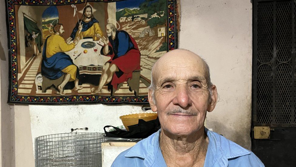 Рафаэль Мартинес Гонсалес позирует для фото в своем доме