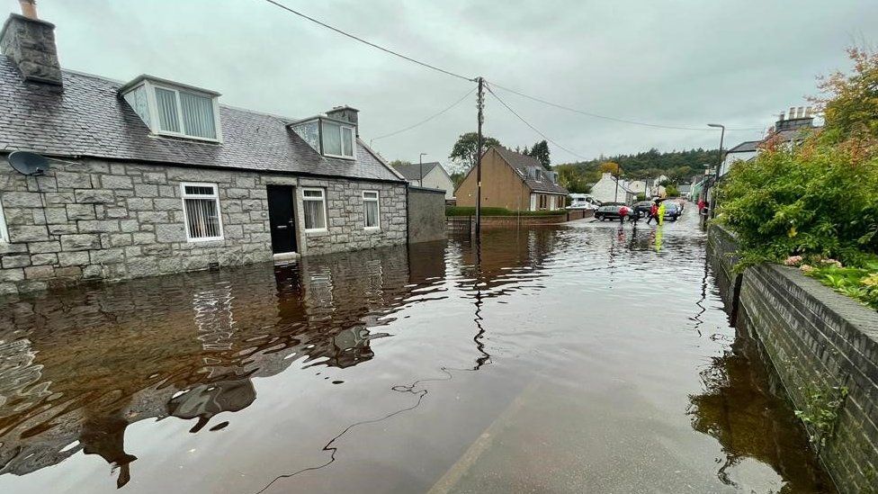 In pictures: Floods and heavy rain across Scotland - BBC News