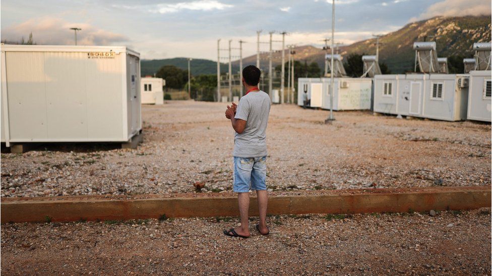 Un sopravvissuto a un naufragio mortale di migranti al largo della Grecia si trova all'interno di un campo di accoglienza e identificazione a Malakasa, in Grecia, il 17 giugno 2023