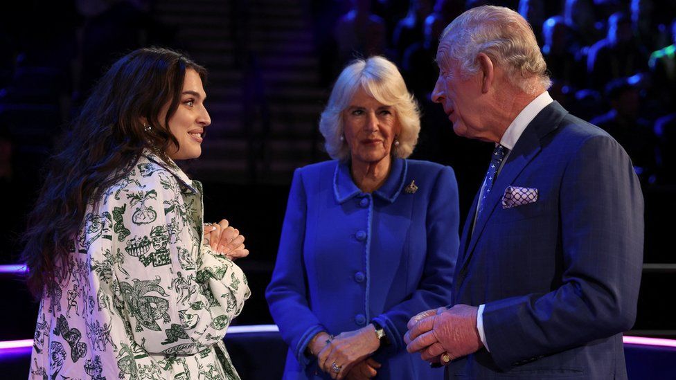 Король Чарльз и Камилла, королева-консорт, встречаются с британской участницей Евровидения Мэй Мюллер в Ливерпуле