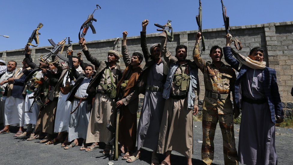 Armed Houthi supporters shout slogans and brandish weapons during a gathering to mobilize more fighters into several battlefronts, in Sanaa, Yemen, 02 October 2016.