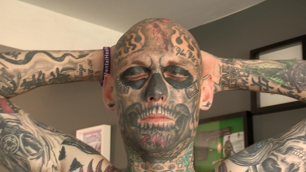 Chris Dalzell tattoos: The man whose face divides opinion - BBC News