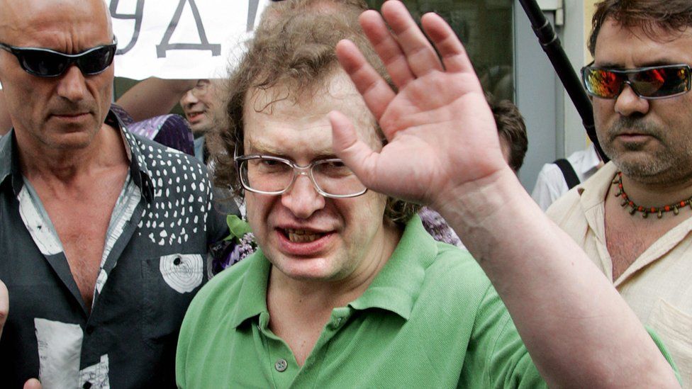 Founder of the MMM pyramid scheme Sergei Mavrodi waves as he leaved prison in Russia in 2007.