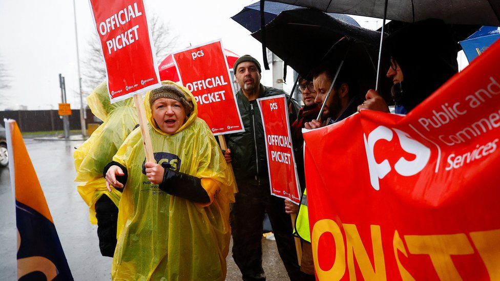 Members of the Public and Commercial Services (PCS) Union take part in a border force workers strike action near Heathrow Airport, in London, Britain 23 December 2022. REUTERS/Peter Nicholls