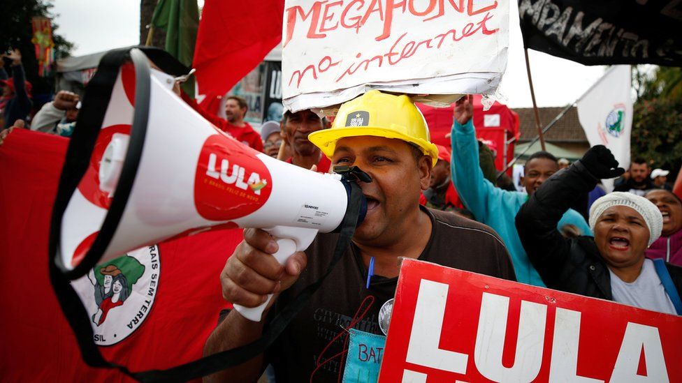 Supporters of Brazil's former president Luiz Inácio Lula da Silva in front of the Federal Police headquarters where Lula is imprisoned, Brazil, 31 August 2018