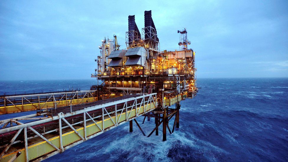 Нефтяная платформа BP видна на Северное море, примерно в 100 милях к востоку от Абердина в Шотландии
