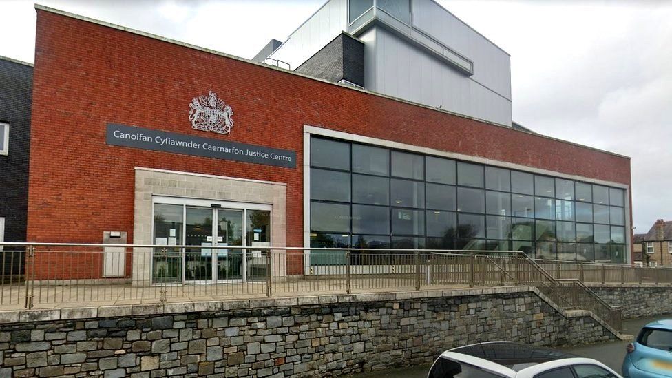 Jay Humphries Carcharu mab prif weinidog am dorri amodau llys BBC