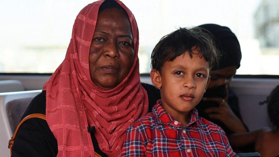 Женщина и маленький ребенок эвакуированы из Судана, спасаясь от конфликта