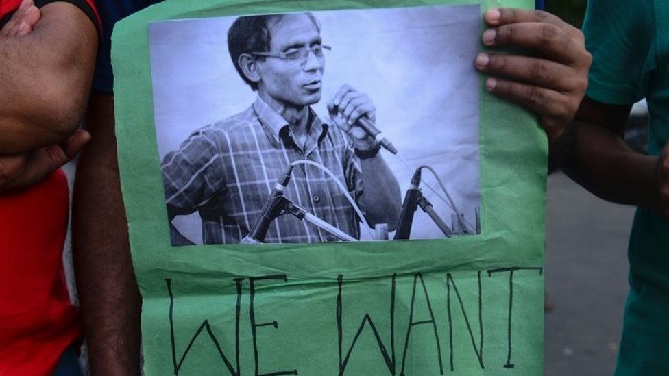 A Bangladeshi protester holds a placard during a demonstration against the killing of a university professor in Dhaka (29 April 2016)
