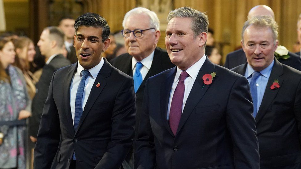 Rishi Sunak dhe Sir Keir Starmer ecin nëpër Lobin Qendror në Pallatin e Westminsterit përpara hapjes shtetërore të Parlamentit