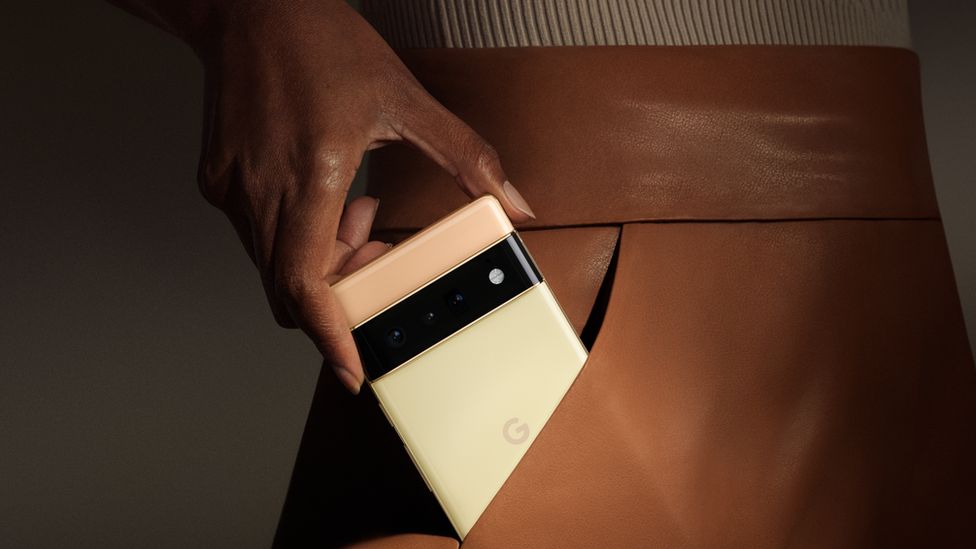 Женщина кладет Google Pixel 6 в карман