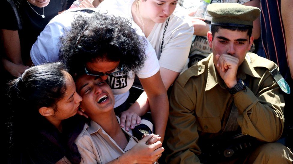 Семья и друзья, в том числе израильские солдаты, скорбят во время похорон израильского солдата Омера Табиб, убитый во время приграничных боев с Газой
