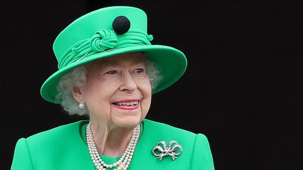 La reine Elizabeth II salue depuis le balcon du palais de Buckingham lors du concours du jubilé de platine le 05 juin 2022 à Londres, en Angleterre