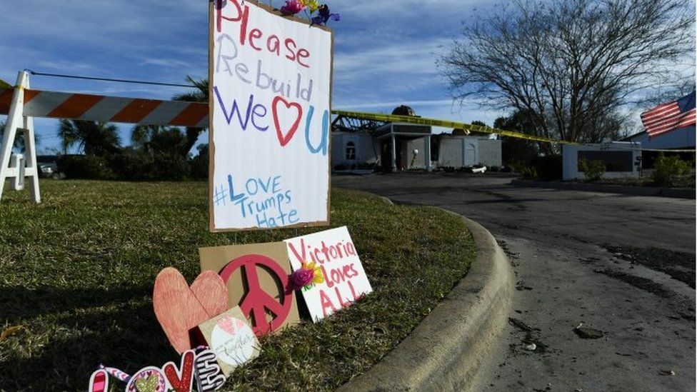 Burned Texas mosque gets $1m from donors - BBC News