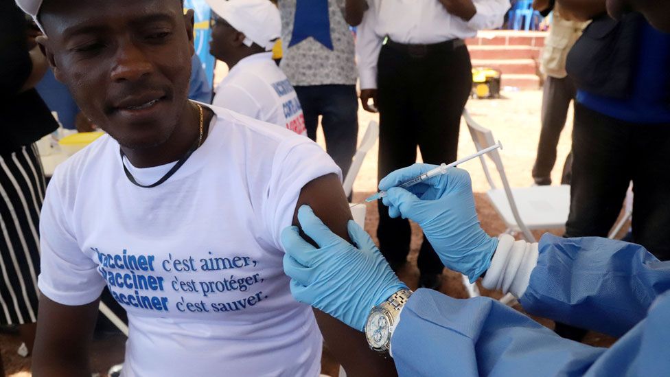 A World Health Organization (WHO) worker administers a vaccination during the launch of a campaign aimed at beating an outbreak of Ebola in the port city of Mbandaka, Democratic Republic of Congo May 21, 2018.