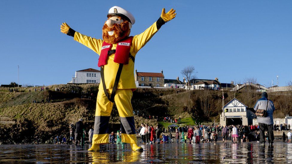 Loony Dookers Brave Icy Forth For New Year's Day Plunge - BBC News