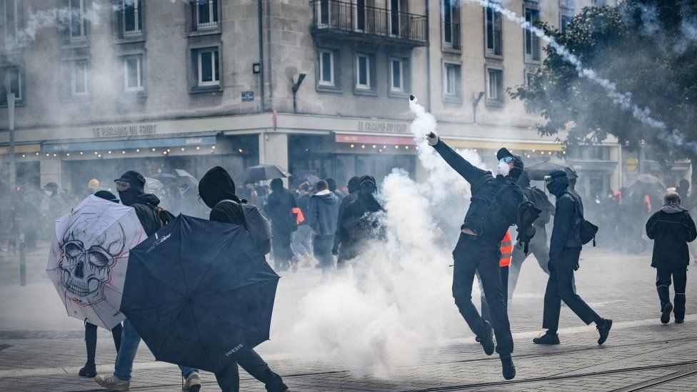 France protests: More than 100 police hurt in May Day demonstrations - BBC  News