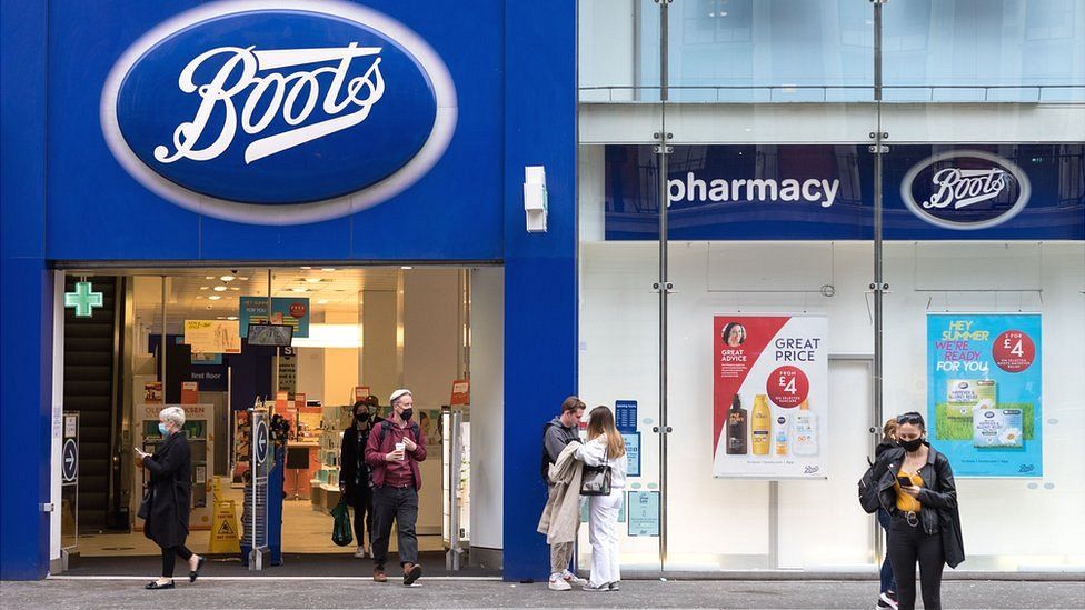 Покупатели проходят мимо аптеки Boots в Лондоне.