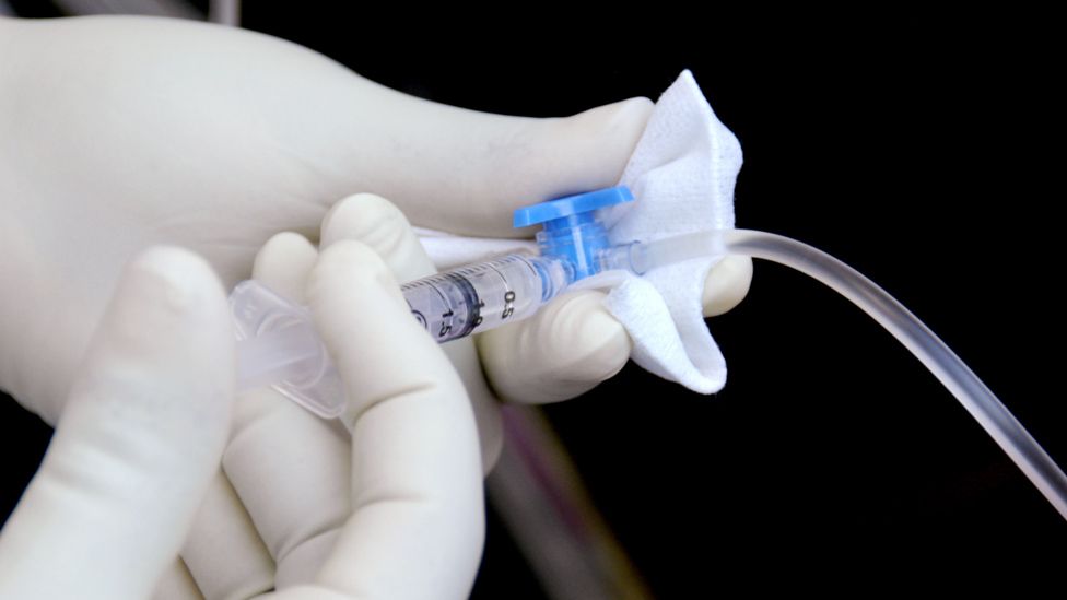 Fluid injection by a medic, file pic