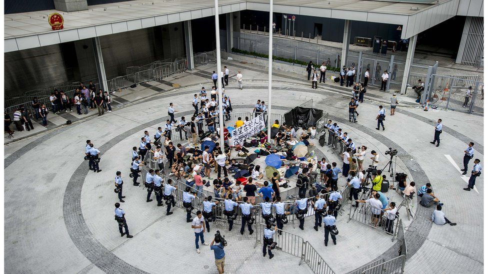 學生衝入公民廣場後被包圍，大批市民上街聲援。