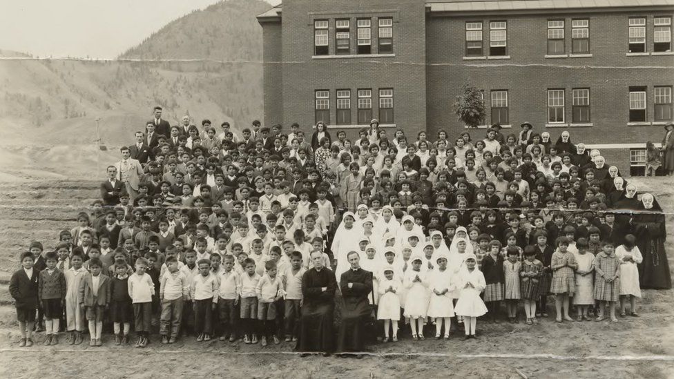 Kamloops school pupils and teachers in 1937