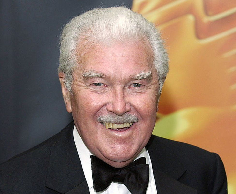 Dickie Davies en la ceremonia de los premios del deporte de la Real Sociedad de Televisión de 2005