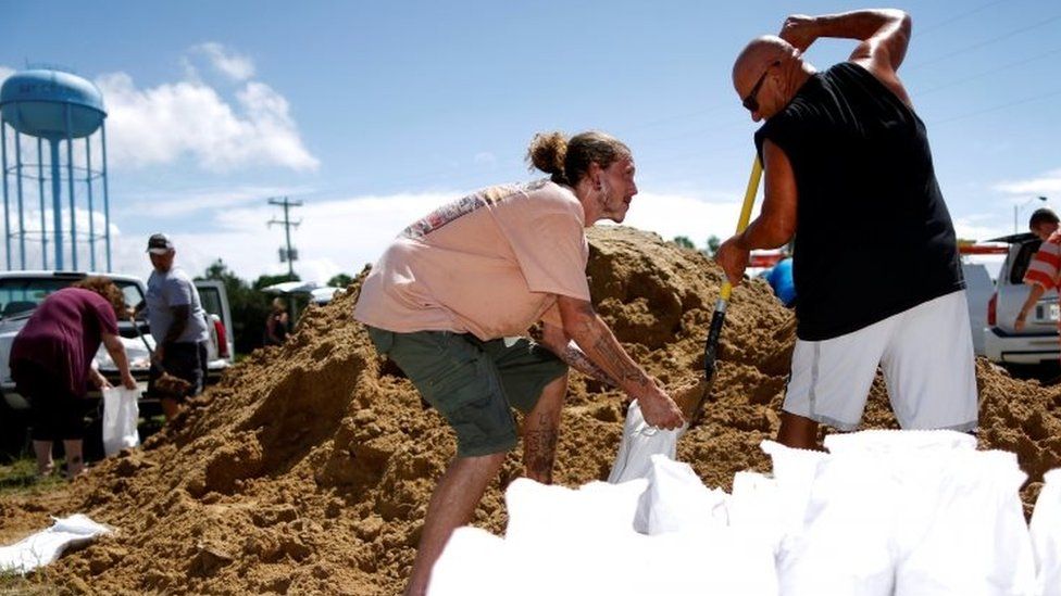 Residents fill bags with sand in Bay St Louis, Mississippi. Photo: 4 September 2018