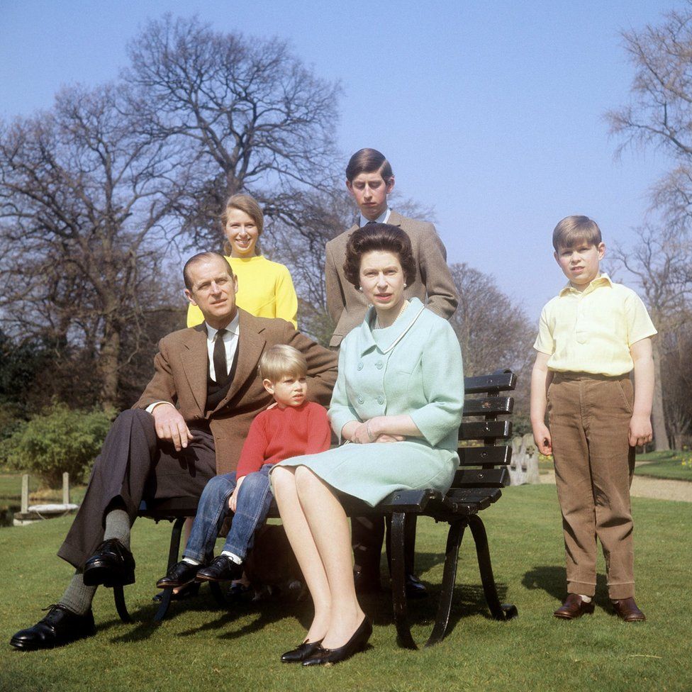 Королевская семья на территории Frogmore House, Виндзор, Беркшир. Слева направо: герцог Эдинбургский, принцесса Анна, принц Эдуард, королева Елизавета II, принц Чарльз (за королевой) и принц Эндрю