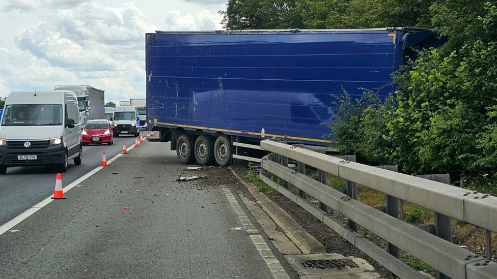 M1 motorway crash between Flitwick and Milton Keynes causing