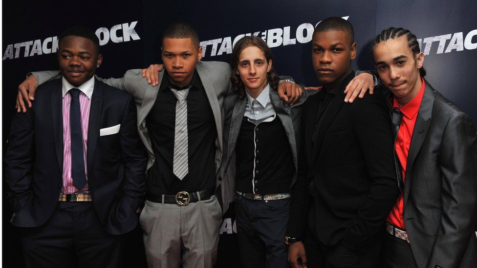 Актеры Леон Джонс, Франц Драме, Алекс Эсмаил, Джон Бойега и Саймон Ховард на британской премьере фильма «Атака блока» в 2011 году
