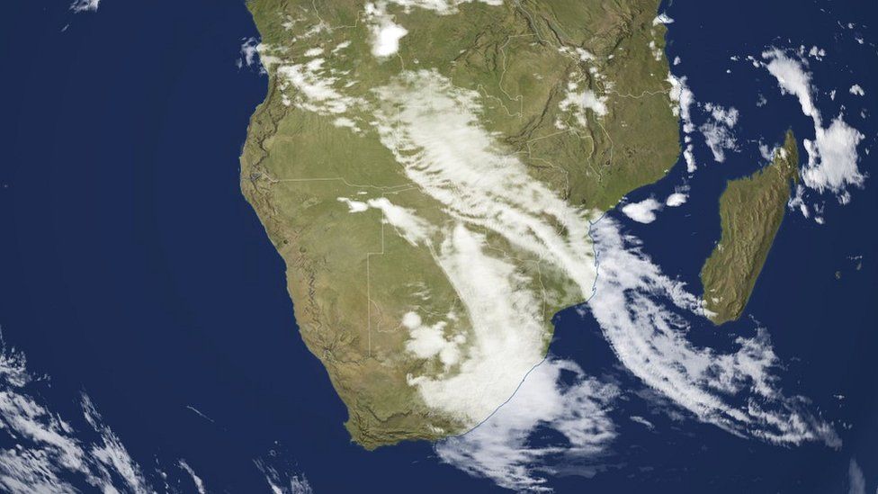 Спутниковый снимок погодной системы над югом Африки (10 апреля)