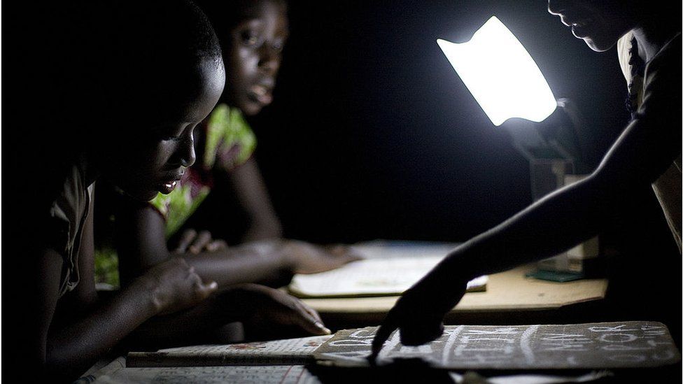 Ганские студенты учатся по ночам, используя умные светодиодные фонари, предоставленные Empower Playgrounds.