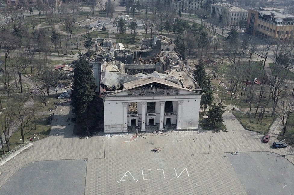 Një pamje tregon ndërtesën e një teatri të shkatërruar në Mariupol