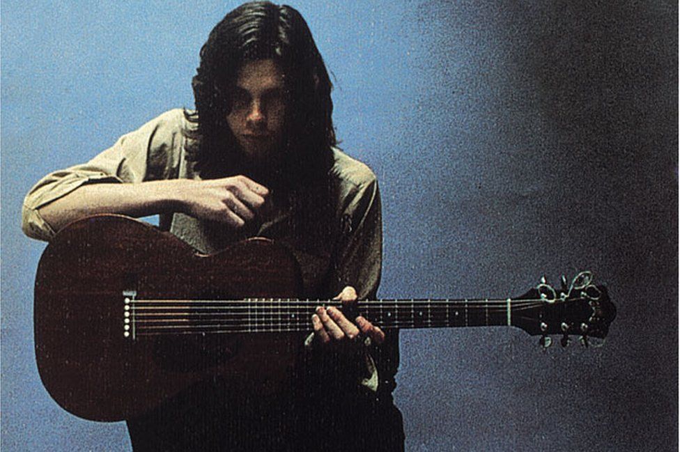 Nick Drake enters folk hall of fame - BBC News