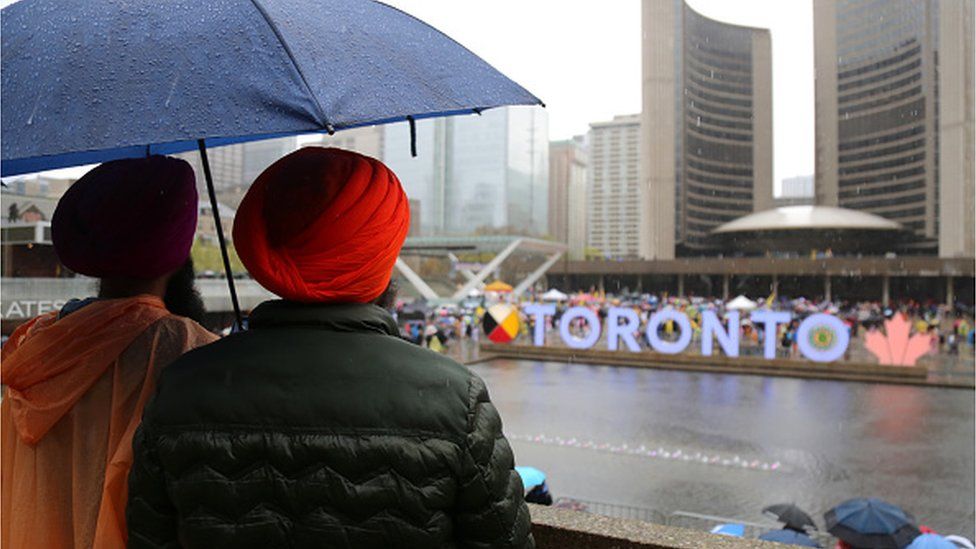 Люди собираются, чтобы присутствовать на праздновании «Дня Хальсы» на площади Натана Филлипса в Торонто, Онтарио, 30 апреля 2023 года. Вайсакхи, также называемый Днем Хальсы, отмечает сикхский Новый год и образование сикхской общины в 1699 году. В Торонто Совет сикхов и гурдваров Онтарио (OSGC) устраивает ежегодное шествие вдоль бульвара Лейкшор, чтобы отметить это событие. (Фото Мерта Альпера Дервиса/агентства Анадолу через Getty Images)