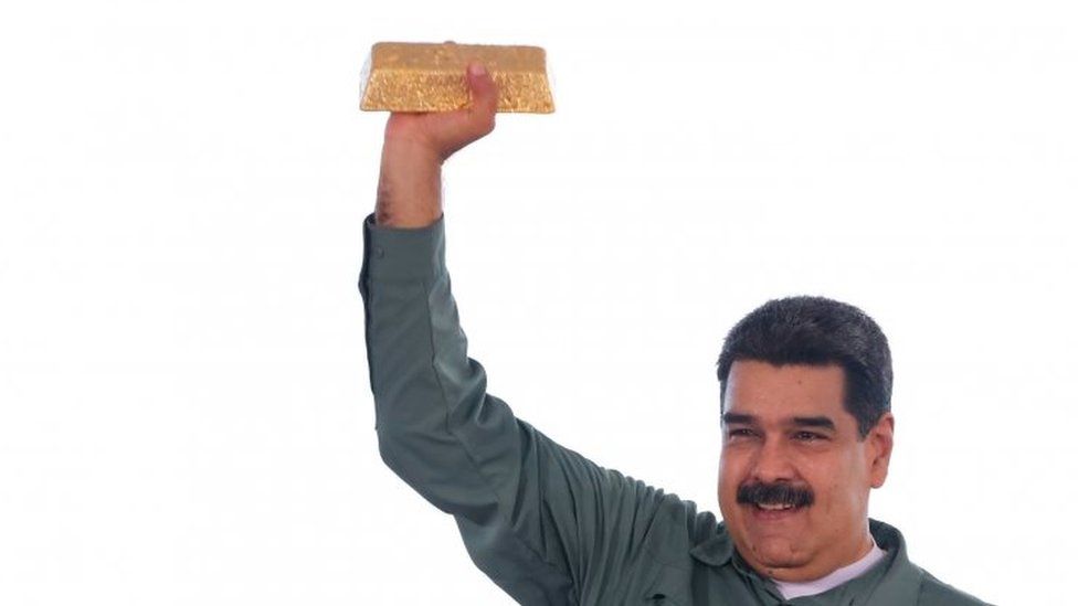 Venezuelan President Nicolás Maduro holds a gold bar. File photo