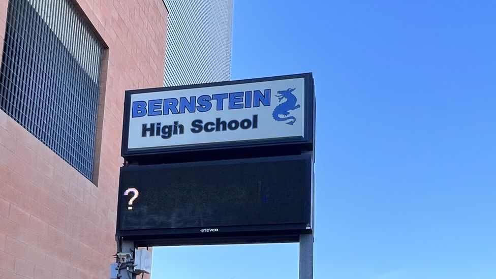 Знак средней школы Бернштейна