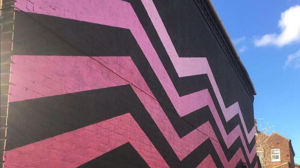 Zig-zag mural on house