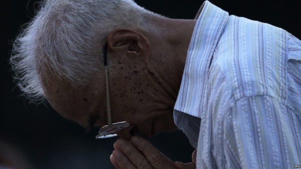 A man offers a prayer for victims of the atomic bombing in Hiroshima (06 August 2015)