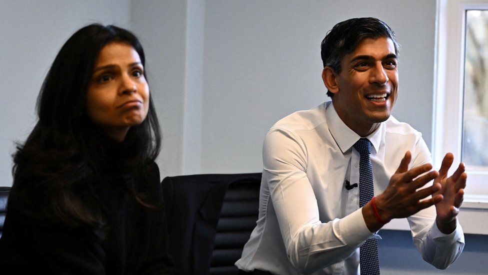 British Prime Minister Rishi Sunak (R) and his wife Akshata Murty