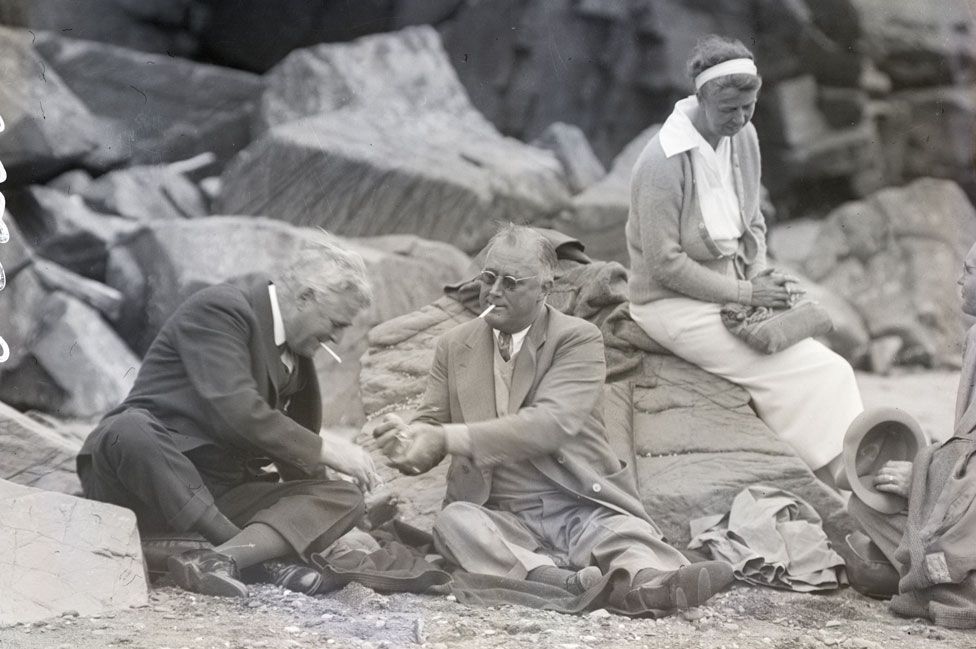 Franklin Roosevelt (centre) hosts Canadian guests on the beach at Campobello Island