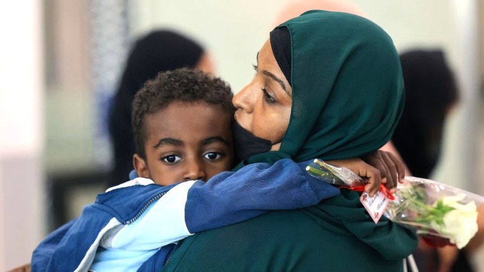 Женщина вынашивает ребенка после бегства от конфликта в Судане