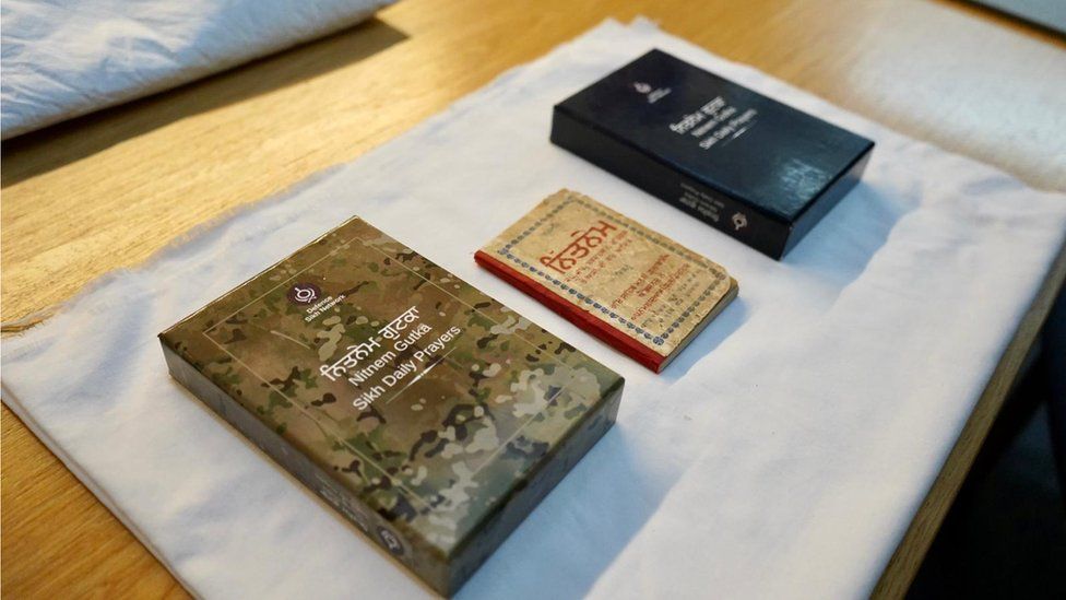 Sikh prayer books return to military after 100 years - BBC News