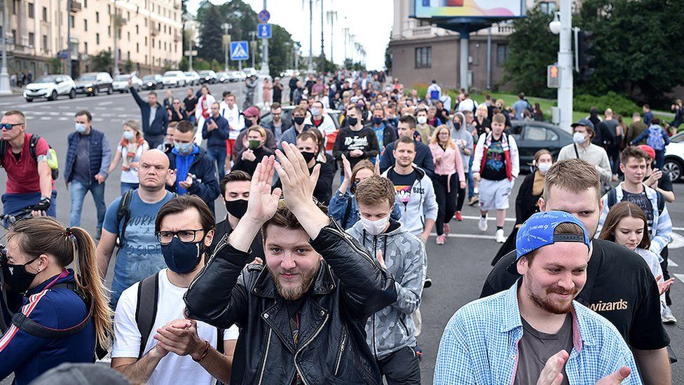 Люди маршируют в Беларуси