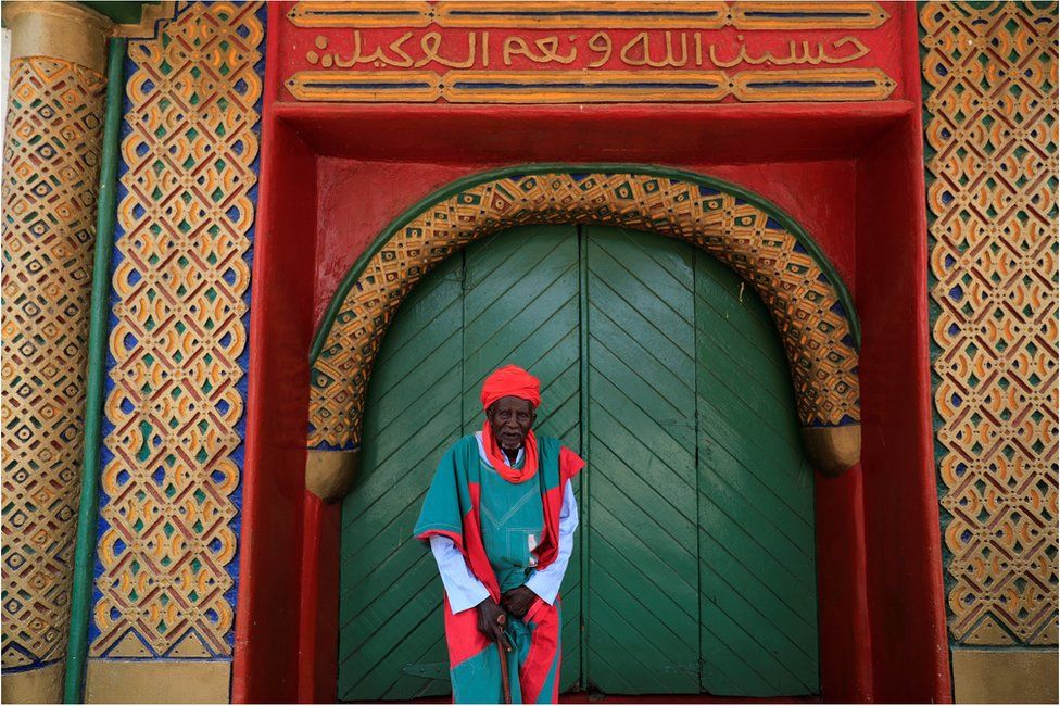 A palace guard stands in front of the Emir"s palace before the start of the Durbar festival, on the second day of Eid al-Adha celebration, in Nigeria"s northern city of Kano September 2, 2017.