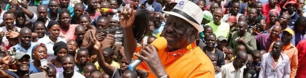 Presidential candidate Raila Odinga addresses thousands of his supporters in Nairobi (29 October 2017)