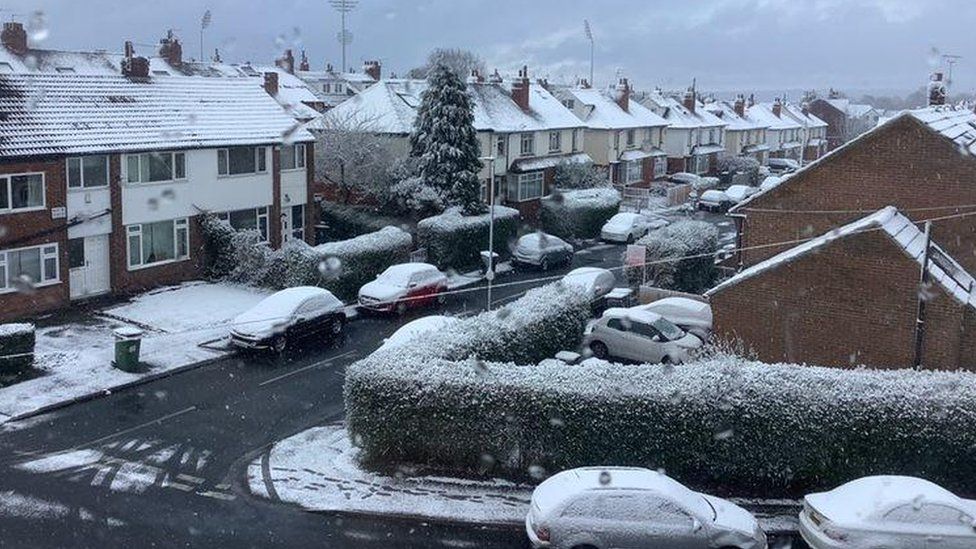 UK Weather: Spring Snow As Parts Of Country Hit By Cold Snap - BBC News