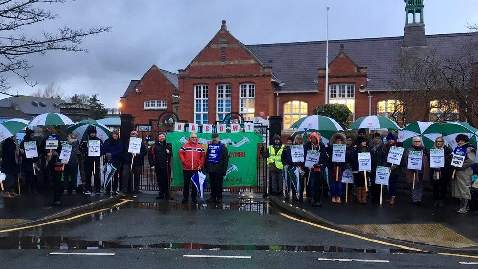 Athrawon Ysgol Uwchradd Aberteifi Yn Streicio Bbc Cymru Fyw