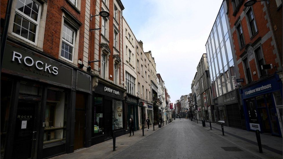 На фоне вспышки коронавирусной болезни (COVID-19) в Дублине, Ирландия, видна пустая торговая улица в центре города